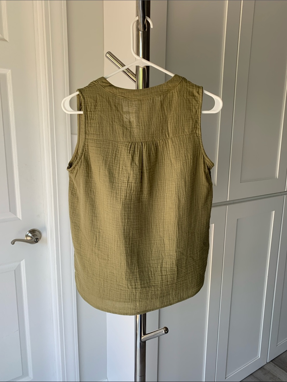Cupshe Women’s Olive Green Sleeveless Gauzy Blouse, Size S. - Picture 3 of 7